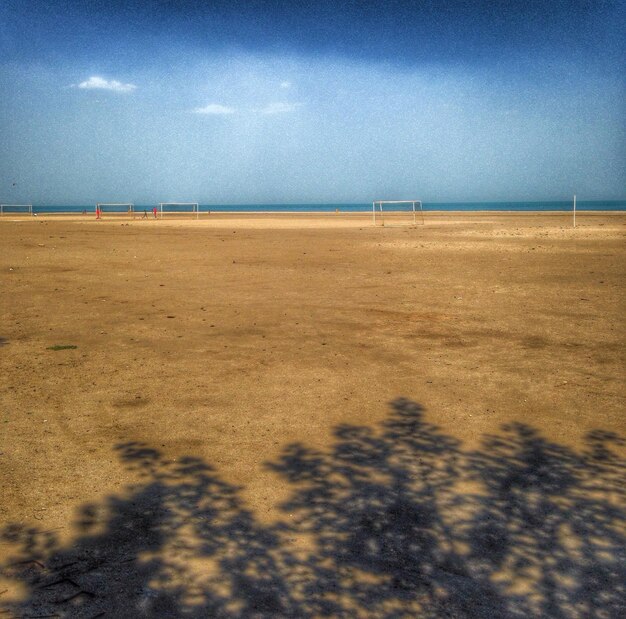 Photo tranquil view of beach against blue sky