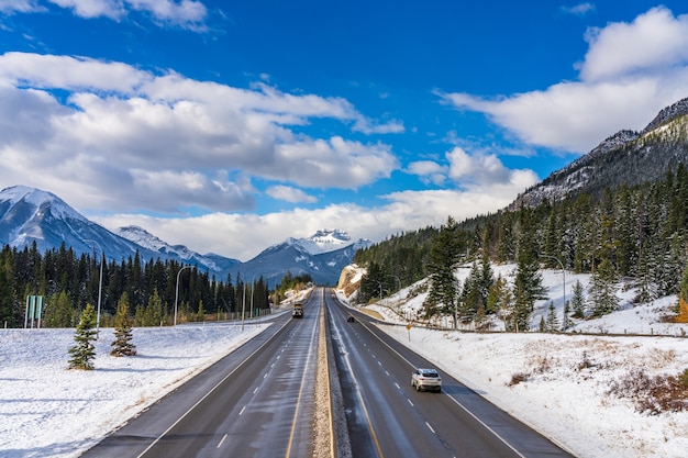 Autostrada transcanadese uscita città di banff. parco nazionale di banff, montagne rocciose canadesi. banff, ab, canada