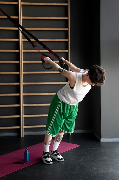 Foto trans man aan het trainen en sporten in de sportschool