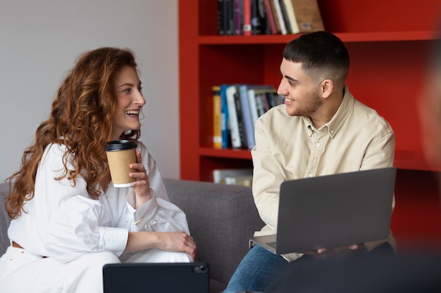 Trans man aan het werk met laptop