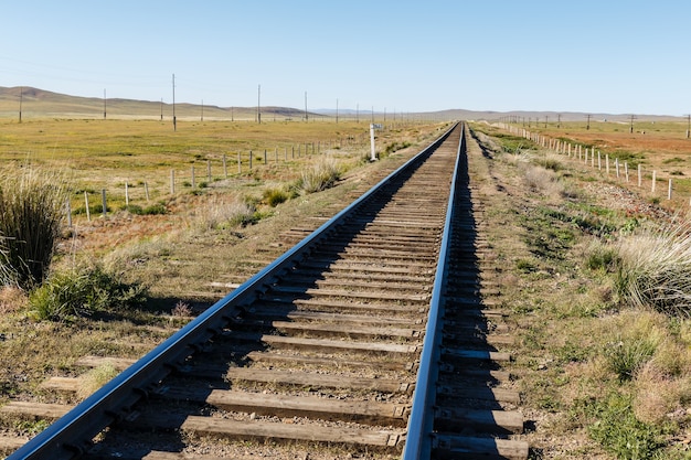 Foto trans-mongoolse spoorlijn, spoorlijn in de mongoolse steppe