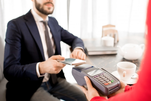 Transactie uitvoeren met gadget in restaurant