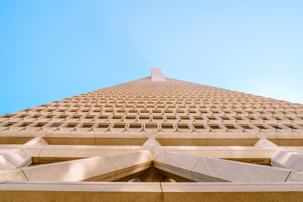 サンフランシスコのダウンタウンにあるトランスアメリカタワービジネスビルの美しい建築
