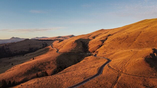 Transbucegi Mountain Road in Bucegi gebergte in Roemenië, antenne