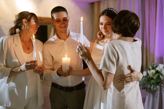 Фото Передача свадебного огня с помощью свечей от матерей