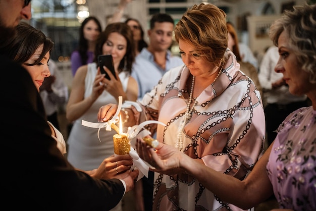 Transfer of wedding fire with the help of candles from mothers