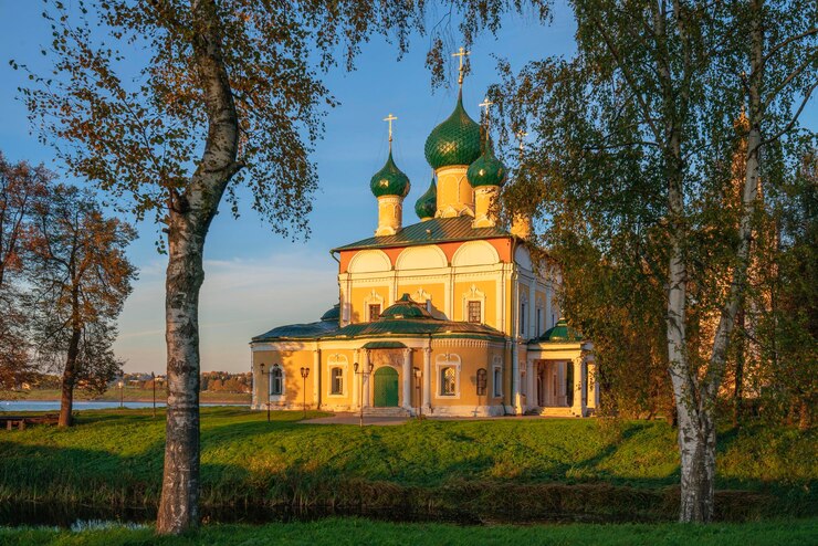 Transfiguratiekathedraal van het Oeglitsj Kremlin op een zonnige zomerdag Oeglitsj Yaroslavl regio Rusland