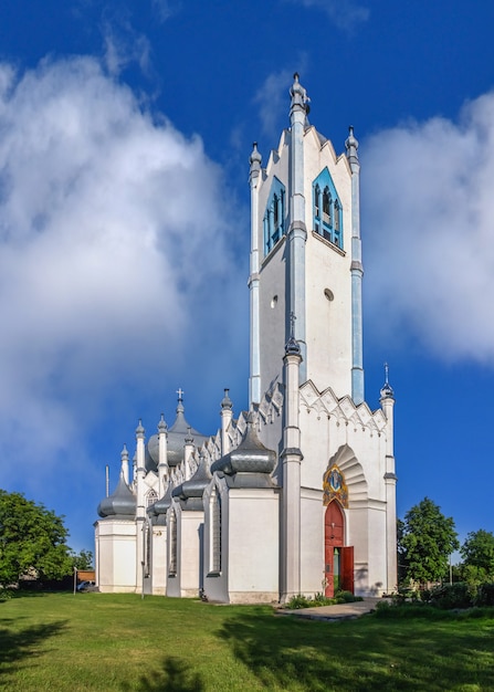 Transfiguratiekerk in het dorp Moshny, Oekraïne, op een zonnige zomerdag