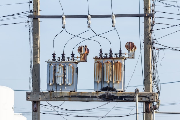 高圧発電所の変圧器の高電圧。