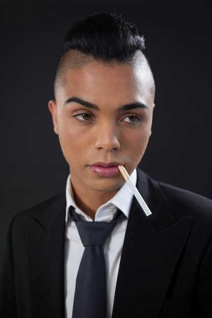 Transgender met sigaret in mond