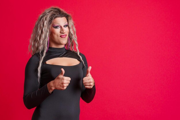 Transgender persoon met make-up gebaren overeenkomst duimen omhoog steken