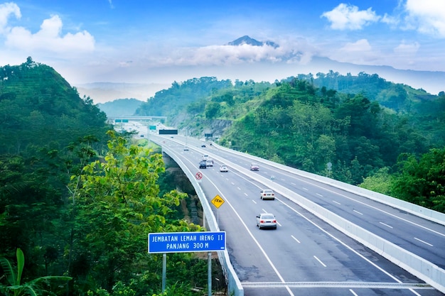 トランスジャワ通行料道路とレマ・イレング橋