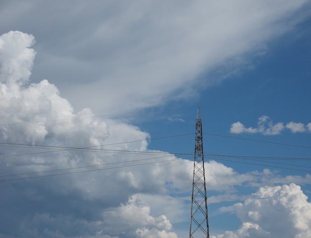 Transmissielijn over blauwe lucht