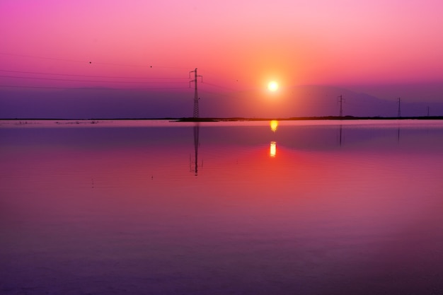 日没時のイスラエルの死海の送電施設