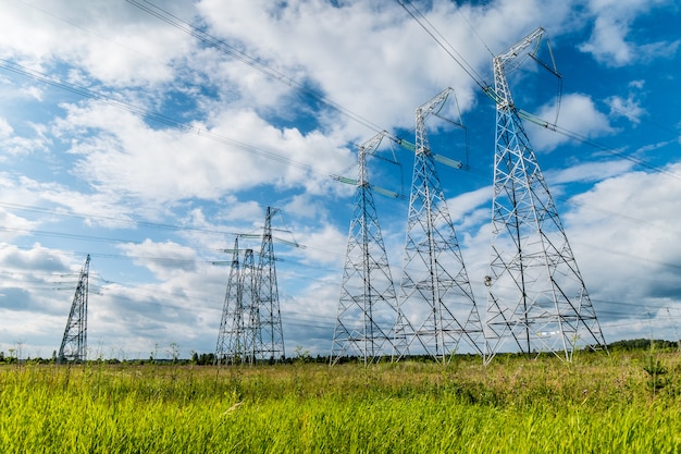 緑の野原の送電線