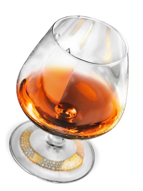 Transparant glas met whisky geïsoleerd op wit