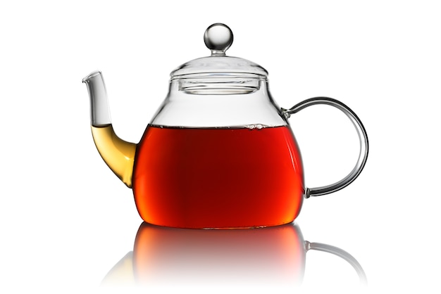 Transparant glazen theepot met thee geïsoleerd op een witte achtergrond