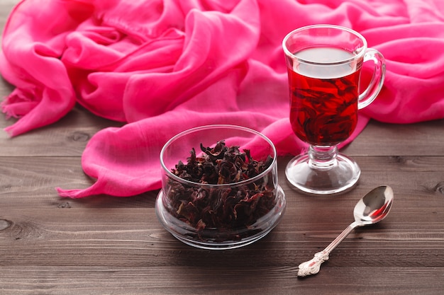 Transparant kopje hibiscus thee