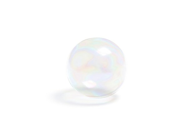 Transparant zeepbelmodel. Iriserende zeepachtige bal die in badmodel vliegt. Doorzichtige shampoo.