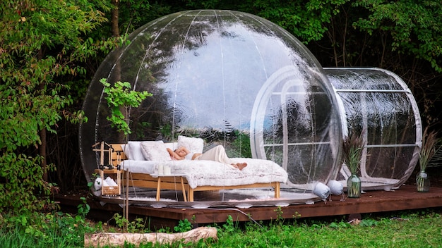 Transparante bubbeltent en vrouw bij glamping