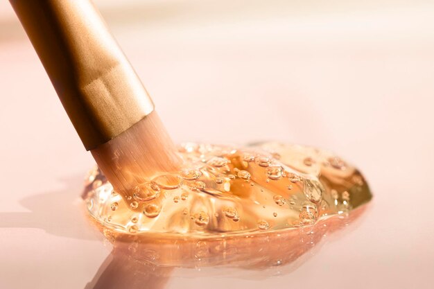 Transparante cosmetische gel met bubbels en een cosmetische borstel close-up vooraanzicht Gezichts- en huidverzorging