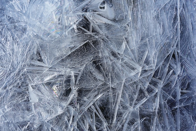 Transparante ijskristallen met een gebarsten achtergrond