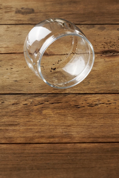 Foto transparante lege pot op een houten tafel