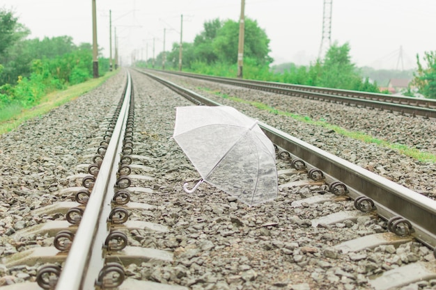 Transparante paraplu op het spoor