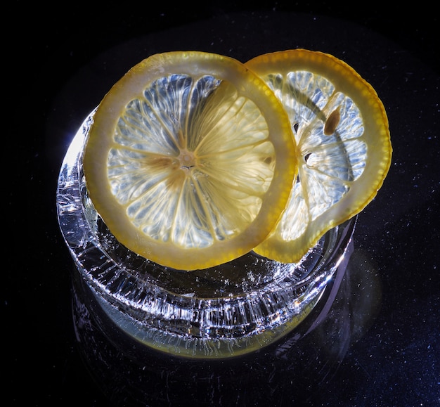 Transparante plakjes sinaasappels en citroenen op het glas