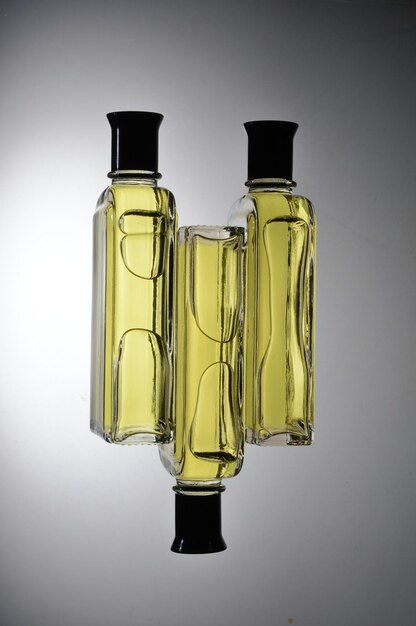 Transparante potten met parfum liggen op een lichte achtergrond Close-up
