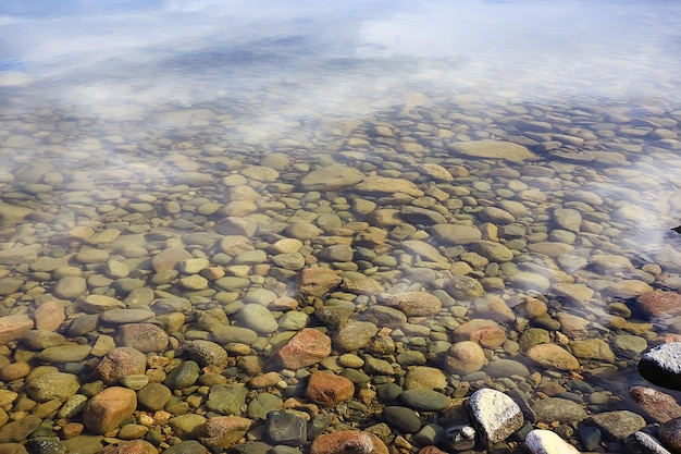 transparante water stenen bodem textuur, abstracte aqua achtergrond natuur