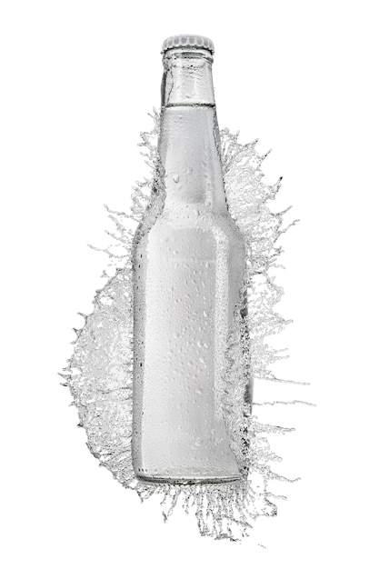 Фото Прозрачная стеклянная бутылка без этикетки с неподвижной водой в брызге, изолированной на белом фоне