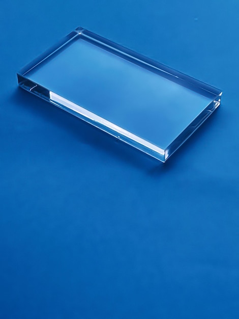 青い背景の未来の技術と抽象的な画面のモックアップデザインの透明なガラスデバイス