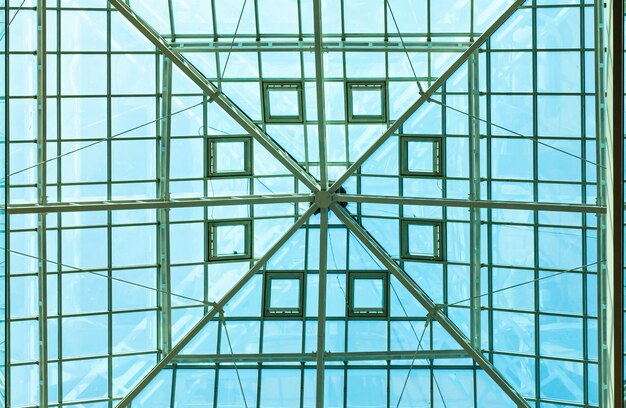 Photo transparent glass roof of a large building with a steel frame view from below