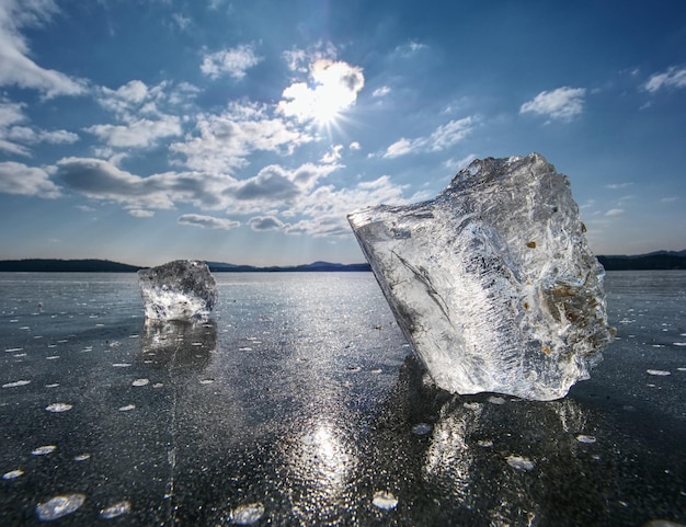 호수 위에 있는 투명한 얼음 조각, 크리스탈처럼 은 얼음조각, 압축된 호수, 빛, 반사.