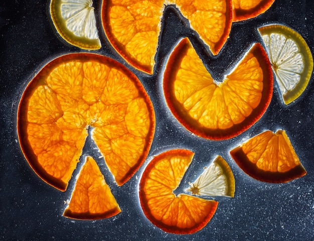 写真 ガラスの上のオレンジとレモンの透明スライス