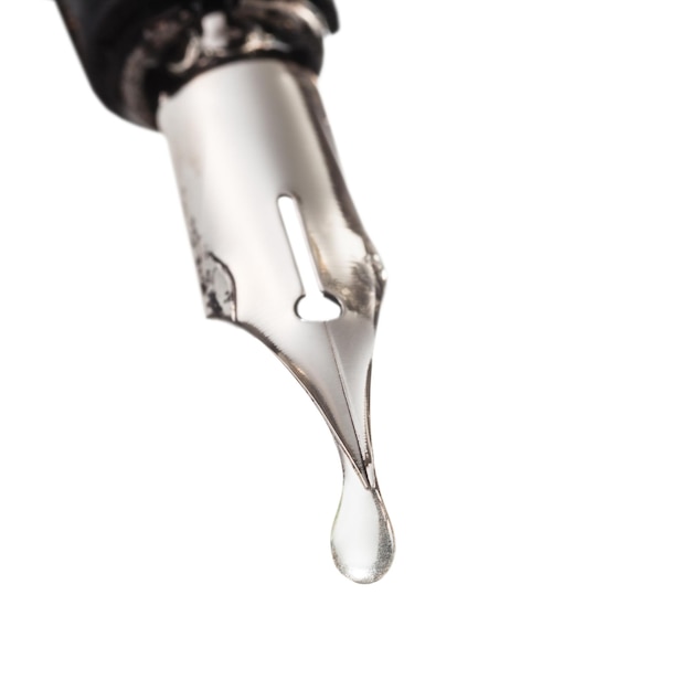 Photo transparent water drop dripping from nib of pen
