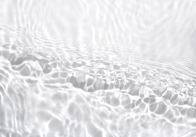 波紋と水しぶきの背景を持つ透明な水面