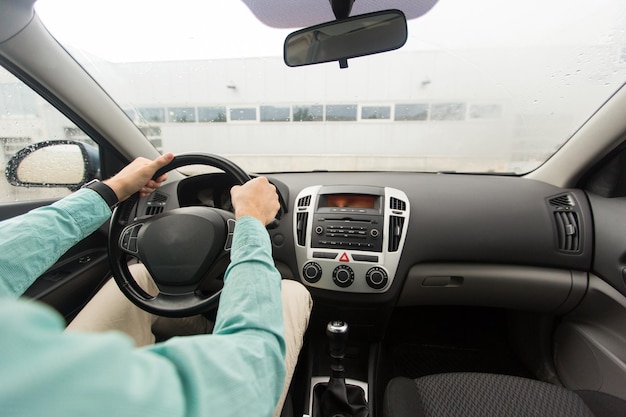 Concetto di trasporto, viaggio d'affari, destinazione e persone - primo piano di un giovane che guida un'auto