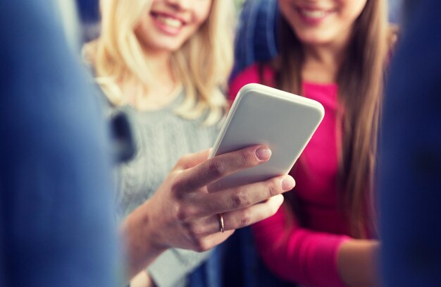 Foto concetto di trasporto, turismo, viaggio su strada e persone - primo piano di donne in autobus di viaggio che scrivono o leggono messaggi sullo smartphone