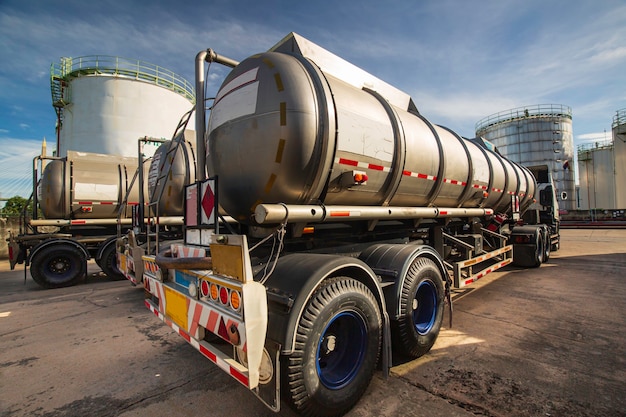Transport vrachtwagen gevaarlijke chemische vrachtwagen tank roestvrij is geparkeerd in de fabriek.