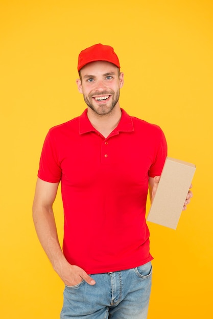 운송 상품 운송 개념 전 세계적으로 적시에 운송 성능 부드러운 전환 택배 배달 우체부 작업자 남자 빨간 모자 노란색 배경 운송 기관