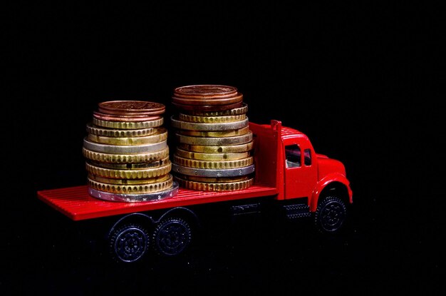 写真 赤いおもちゃのトラック ビジネス コンセプトのためのお金の輸送