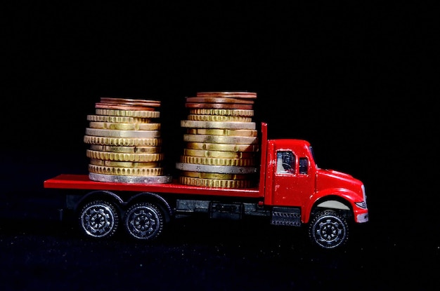 사진 빨간 장난감 트럭 비즈니스 개념을 위한 돈의 운송