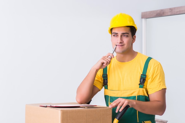 Lavoratore di trasporto che consegna le scatole alla casa