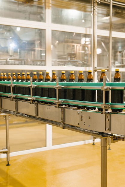 Transportband bij de brouwerij voor het bottelen van bier