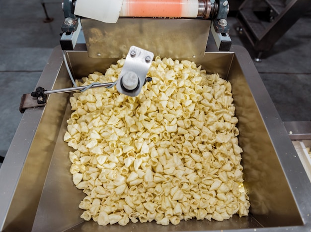 Transportband voor het bakken van snacks en frites in een moderne fabriek