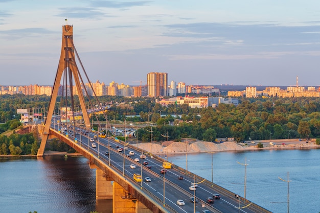 Transportbeweging op de Moskouse brug bij zonsondergang