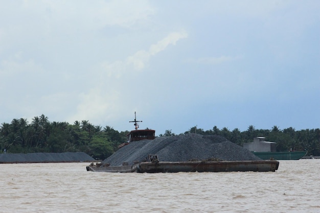 Photo transporte de carbon en delta del mekong vietnam