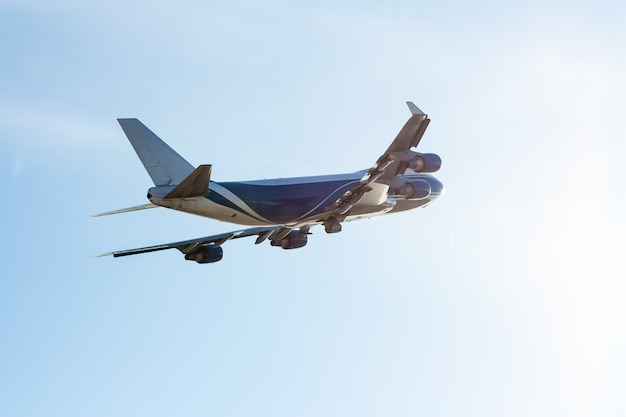 Transportvliegtuig vliegt met achtergrondverlichting